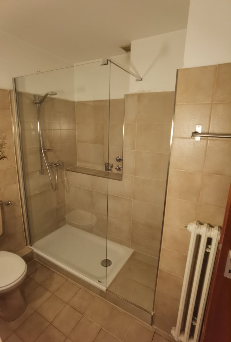 Umbau eines Badezimmers von Badewanne zu einer begehbaren Dusche ProraumwertAusbau GmbH